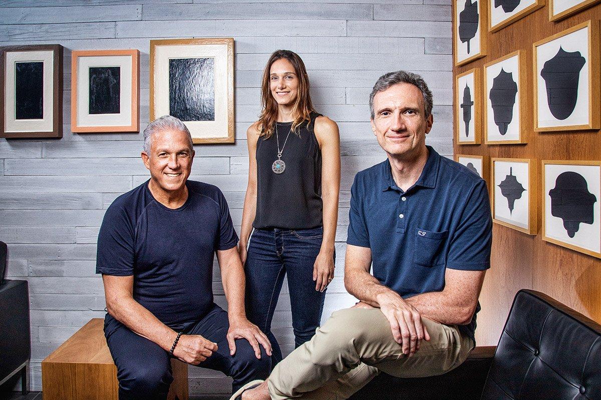 Os organizadores do livro: da esquerda para a direita, Pierre Moreau, Ariane Abdallah e Florian Bartunek (Leandro Fonseca/Exame)