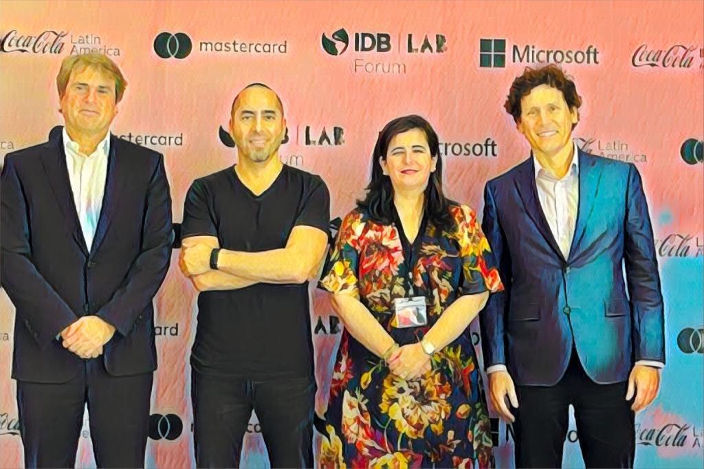 Da esquerda para a direita: James P. Scriven, CEO IDB invest, Rodrigo Teijeiro, Founder & CEO da RecargaPay, Gema sacristán, CIO IDB Invest, and Guillermo Mulville, Head of Telecommunications, Media, and Technology (TMT) sector (RecargaPay/Divulgação)