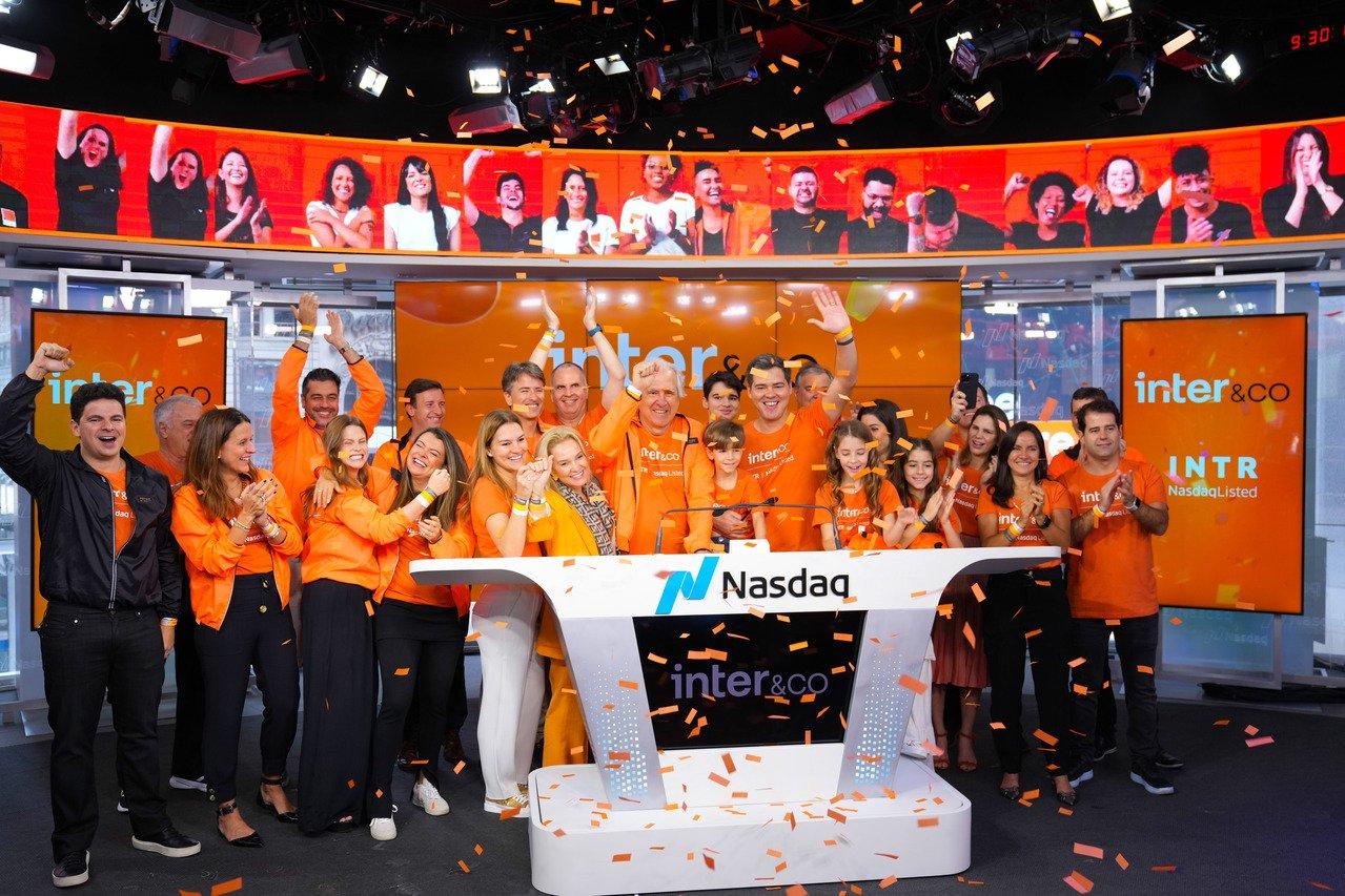 Equipe do Inter na sua estreia na Nasdaq em 2022: Pregão de hoje teve uma das maiores altas desde então (Inter/Divulgação)