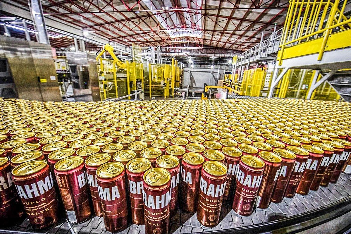 Ambev: empresa é dona de marcas como Brahma e Skol  (Jonne Roriz/Bloomberg via/Getty Images)