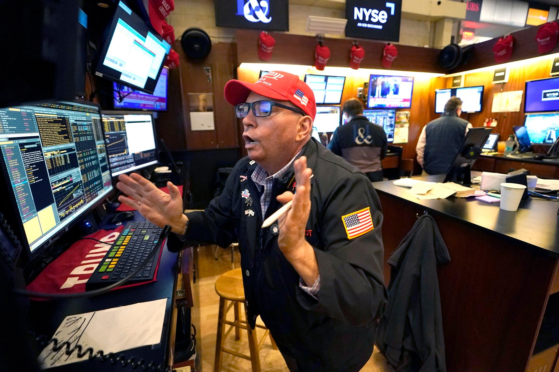 Instabilidade não se limita ao horário tradicional de negociação, com os contratos futuros oscilando com declarações, rumores e divulgações feitas após o fechamento do pregão (TIMOTHY A. CLARY/AFP)