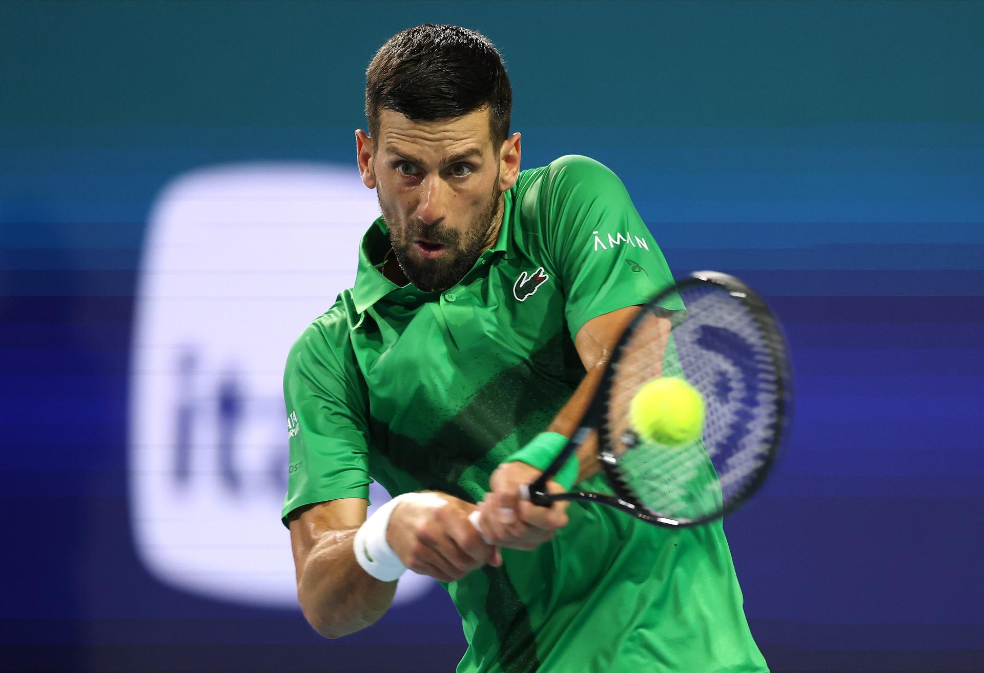 Djokovic, na final deste ano do Miami Open, com o logo do Itaú logo atrás: CRMBonus também terá exposição de marca nas quadras principais (Al Bello /Getty Images)
